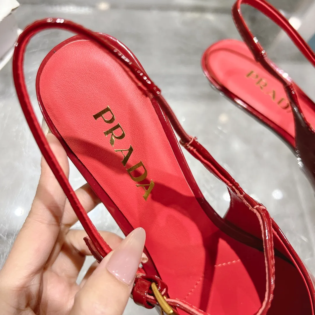 👟👟Ex-factory price 500👟👟 25-year new model launched on the catwalk star's new fashion trend [PRADA] square toe high heel square heel thick heel sandal back empty single shoe. ✨✨The upper is made of imported cow patent leather, the open edge beads and the inner pads are made of imported sheepskin, and the Italian injection molded leather outsole. ⚠️3 heel heights: flat, 5.5cm, 8.3cm. 🐎size: 35-40 (41 can be customized, non-refundable)